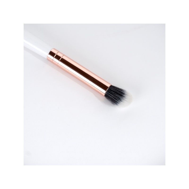 25516-52_56_101_brushworks_white___gold_highlight_and_contour_brush_oop__2_.jpg