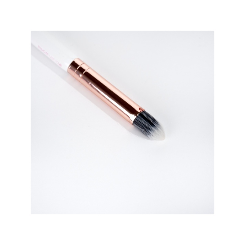 25516-52_56_101_brushworks_white___gold_highlight_and_contour_brush_oop__3_.jpg