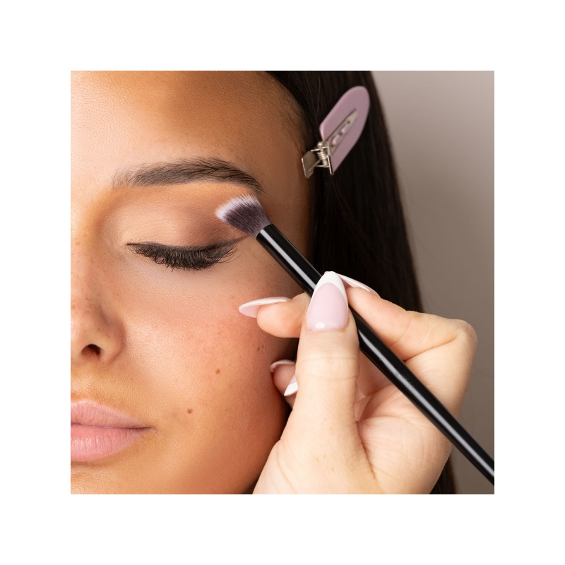 25536-52_56_480_brushworks_no_15_angled_blending_eye_brush_ms.jpg